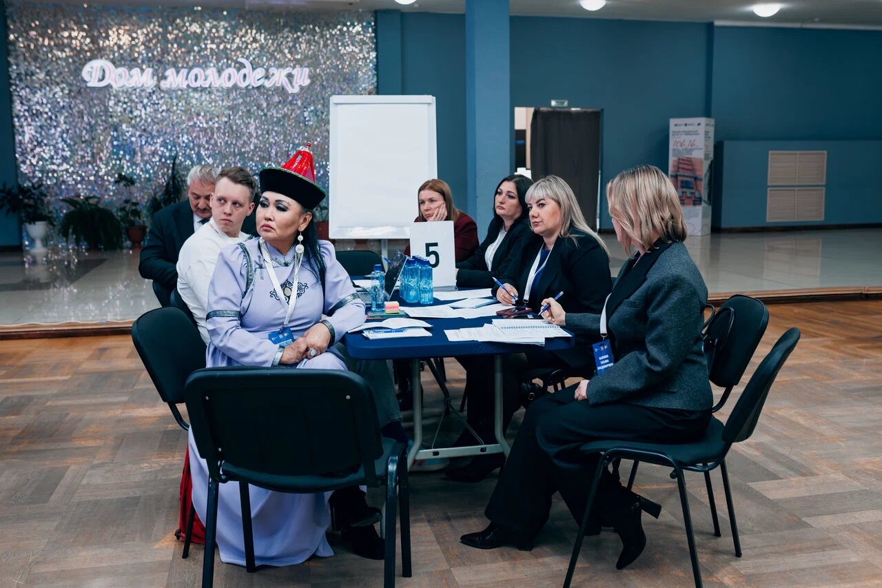 Стратегическая сессия в Хабаровском крае: команда за столом, участница в национальном костюме
