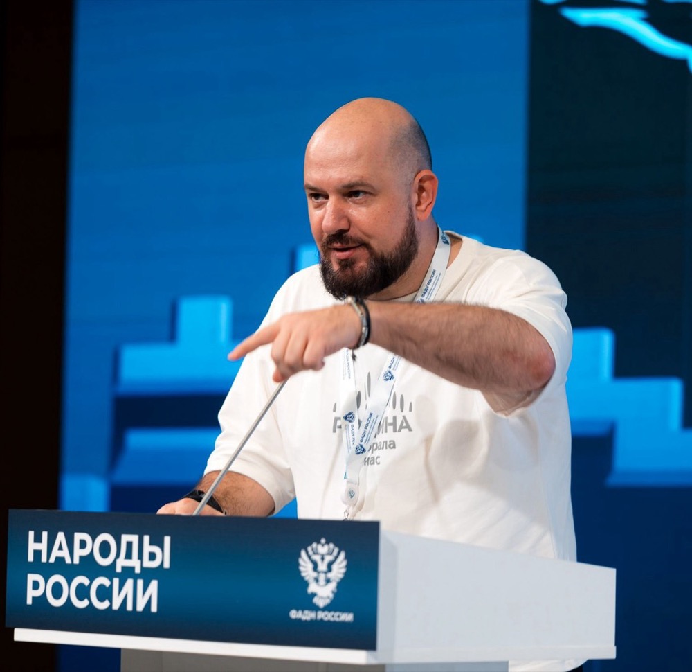 Владимир Скрипниченко за трибуной форума «Народы России»